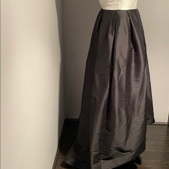 Black and white gown - Picture 2 of 3